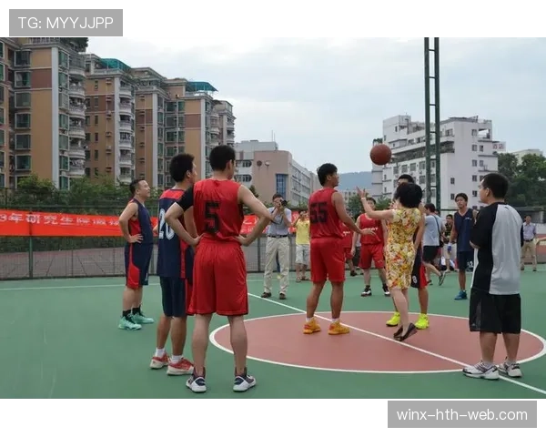 深入解析篮球界外球规则：判罚依据与发球流程